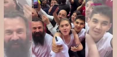 Acun Ilıcalı'ya hayranlarından yoğun ilgi! Samsun'da oynanan...