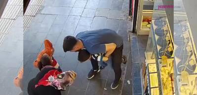 Boğazına şeker ka&ccedil;an &ccedil;ocuğun kahramanı oldu! Heimlich manevrası ile...