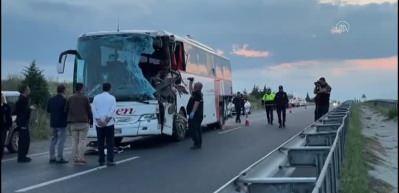 Denizli'de feci kaza: Yolcu otob&uuml;s&uuml; ile TIR &ccedil;arpıştı, 2 &ouml;l&uuml;!