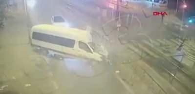 Bayrampaşa'da servis minib&uuml;s&uuml; duvara &ccedil;arptı; kaza anı kamerada