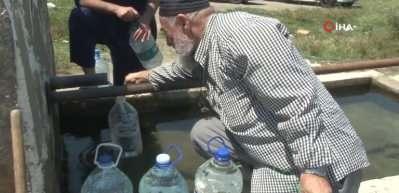 İstanbul&rsquo;da bakım nedeniyle suları akmayan vatandaşlar &ccedil;eşmelere akın etti