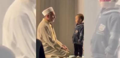 Namaz sonrası &lsquo;Amenerrasul&uuml;' okuyan imam ile minik &ccedil;ocuk arasındaki diyalog g&uuml;ld&uuml;rd&uuml;