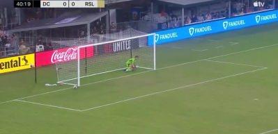 Pablo Ruiz kaleciyi fena avladı! Kendi yarı sahasından &ouml;yle bir gol attı, d&uuml;nyada ses getirdi...