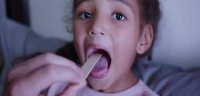 Sağlık Bakanı Koca 'kızamığa bağlı &ouml;l&uuml;m' iddialarını yalanladı