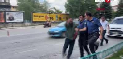 K&uuml;tahya'da iki &ccedil;ocuğunu dilendiren baba, polise bı&ccedil;ak &ccedil;ekti, ardından kendini yaraladı