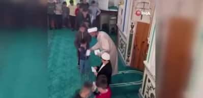 Bayram namazına gelen çocuklara sürpriz
