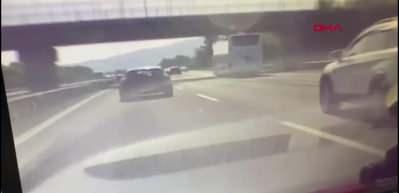 Otoyoldaki zincirleme kaza anı ara&ccedil; kamerasına b&ouml;yle yansıdı!   Facia ucuz atlatıldı
