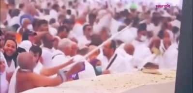 Şeytan taşlarken kendinden ge&ccedil;en hacı g&uuml;ndem oldu! Bastonuyla savaş a&ccedil;tı