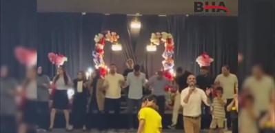 Şov yapmaya &ccedil;alışan davulcu şarkıcıyı yaraladı! Sosyal medya bu davulcuyu konuşuyor...