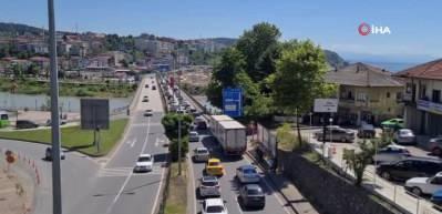 Tatilcilerin d&ouml;n&uuml;ş yolunda! Trafik başladı...