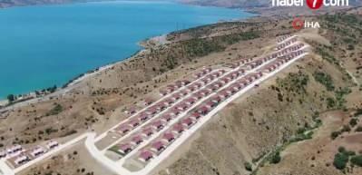 TOKİ'nin g&ouml;l manzaralı k&ouml;y konutları yazlık villaları aratmıyor!