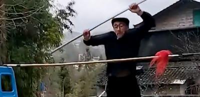 &Ccedil;inli yaşlı adamın yaptığı sportif hareketler izleyenleri mest etti! 