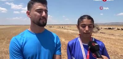 &lsquo;Erkek sporu yapamazsın&rsquo; diyenlere inat bilek g&uuml;reşinde T&uuml;rkiye şampiyonu oldu