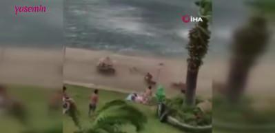 İzmir&rsquo;de tatilcilerin zor anları! Denizde oluşan hortum sahili dağıttı