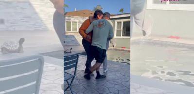 Kardeşlerini havuza atmak isteyen iki abinin hazin sonu! Herkesi kahkahaya boğdu