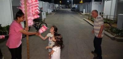 Konteyner kentteki &ccedil;ocukların pamuk şekercisi oldu