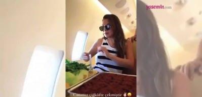 Ebru Yaşar'dan Kıbrıs konseri d&ouml;n&uuml;ş&uuml; &ccedil;iğk&ouml;fte partisi! Ekip arkadaşlarıyla u&ccedil;akta...