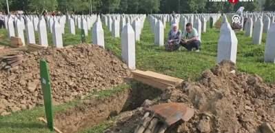 Srebrenitsa'nın acısı hala taze: 30 kurban daha toprağa verildi