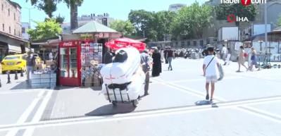 Aşırı sıcak altında 200 kiloluk y&uuml;k taşıyan hamalların zorlu mesaisi