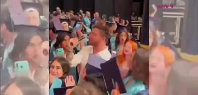 Ege'de Sinan Ak&ccedil;ıl r&uuml;zgarı! &Uuml;nl&uuml; şarkıcı taze mezunların sevincine ortak oldu