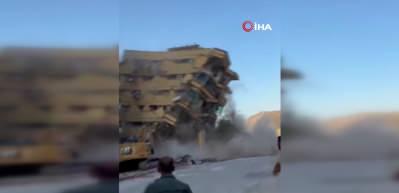 Hatay'da yıkım &ccedil;alışmasını izleyenler, bina &ccedil;&ouml;k&uuml;nce b&uuml;y&uuml;k panik yaşadı