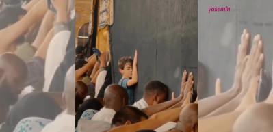 G&ouml;zyaşları i&ccedil;inde Kabe'ye sarılan &ccedil;ocuk y&uuml;reklere dokundu!
