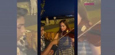 Keman sanat&ccedil;ısı Canan Anderson'ın sokak m&uuml;zisyenlerine şakası viral oldu! Y&uuml;zleri g&uuml;l&uuml;mseten anlar