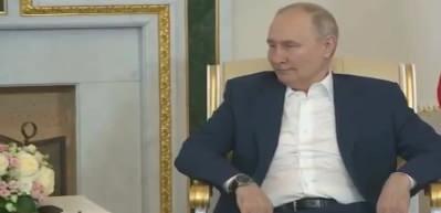 Lukaşenko ile Putin arasında ilgin&ccedil; diyalog! Putin'in g&uuml;l&uuml;ş&uuml; dikkat &ccedil;ekti...