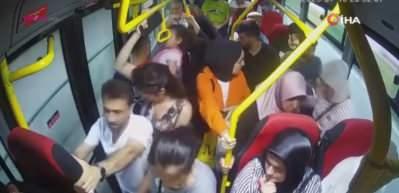  Otob&uuml;steki tesett&uuml;rl&uuml; kıza hakaret eden kadına yolculardan tokat gibi cevap! "Ya aşağıya in..." 