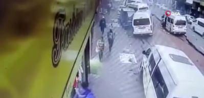 &Ouml;yle bir patlama oldu ki yol yarıldı ara&ccedil;lar havaya fırladı! İşte korku dolu o anlar kamerada...