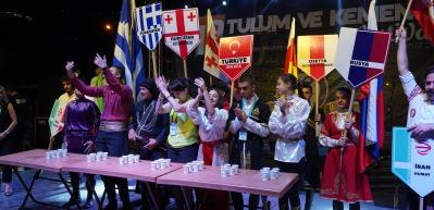 7 farklı &uuml;lkeden katılan dans&ccedil;ılar en hızlı şekilde &ccedil;ay i&ccedil;meye &ccedil;alıştı