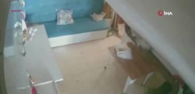 Adana'da meydana gelen 5.5 b&uuml;y&uuml;kl&uuml;ğ&uuml;ndeki deprem anı kameralara b&ouml;yle yansıdı