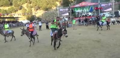 Bu futbol bir başka! Kazanmak i&ccedil;in eşek &uuml;st&uuml;nde kıyasıya m&uuml;cadele ettiler...