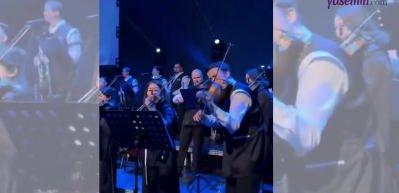 D&uuml;nyaca &uuml;nl&uuml; orkestra Ne Prosto Kara Sevda'nın m&uuml;ziğini &ccedil;alarken kendinden ge&ccedil;ti!