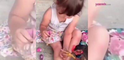 Minik kız tırnaklarına oje s&uuml;rerken &ouml;ylece bekledi! Tavuk ile minik kızın dostluğu g&uuml;l&uuml;msetti