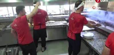 Kebap&ccedil;ılar sıcak havada b&ouml;yle serinledi