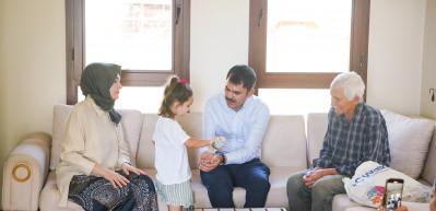 Vekil Murat Kurum evi hasar g&ouml;ren deniz &ccedil;iftini unutmadı! Ailecek ziyaretlerine gitti, işte o sıcak buluşma...