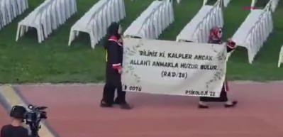 ODT&Uuml; psikoloji b&ouml;l&uuml;m&uuml; mezunlarından takdir toplayan hareket! Mezuniyette a&ccedil;tıkları pankarta...