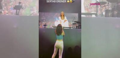 Sertap Erener konserinde y&uuml;zleri g&uuml;l&uuml;mseten anlar! Mikrofonu dinleyicisine uzattı