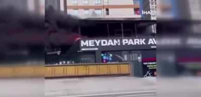 Avcılar&rsquo;da hen&uuml;z a&ccedil;ılışı yapılmayan AVM&rsquo;nin &ccedil;atısı alev alev yandı