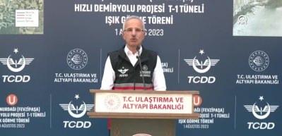 Bakan Uraloğlu deprem b&ouml;lgesinde m&uuml;jdeleri sıraladı!  Seyahat s&uuml;resi 60 dakikadan 10 dakikaya d&uuml;şecek...