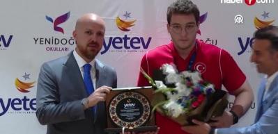 Bilal Erdoğan'dan d&uuml;nya g&uuml;reş şampiyonuna plaket