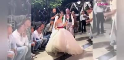 "B&ouml;yle adet olmaz" dedirten d&uuml;ğ&uuml;n! Damada tasma takıp 'Salako' kost&uuml;m&uuml; giydiren gelin...