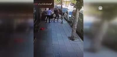 Kaldırımda y&uuml;r&uuml;yen aile dehşeti yaşadı! Binadan d&uuml;şen beton par&ccedil;ası baba ve kızının &uuml;zerine d&uuml;şt&uuml;...