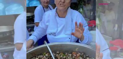 Kuşadası'nda yapılan "salyangoz yemeği" sosyal medyanın g&uuml;ndemine oturdu! "M&uuml;sl&uuml;man mahallesinde salyangoz..."