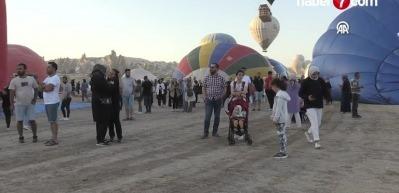  Figürlü sıcak hava balonları Kapadokya’da peribacaları üzerinde süzüldü