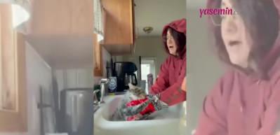 Kedi ve sahibinin banyo m&uuml;cadelesi g&ouml;renleri hayrete d&uuml;ş&uuml;rd&uuml;!