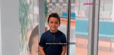 Metroda Kur&rsquo;an-ı Kerim okuyan Ş&uuml;kr&uuml;'ye Bilgehanelerdeki hafızlık &ouml;ğrencilerinden anlamlı hediye