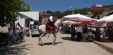 Sahibiyle harmandalı oynayan at sosyal medyada g&uuml;ndem oldu!