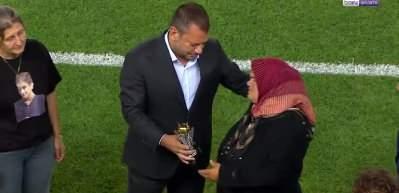 Trabzonspor şehitlerimizi unutmadı! Eren B&uuml;lb&uuml;l'&uuml;n annesine b&uuml;y&uuml;k jest